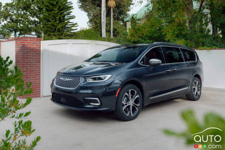 2021 Chrysler Pacifica Pinnacle, three-quarters front